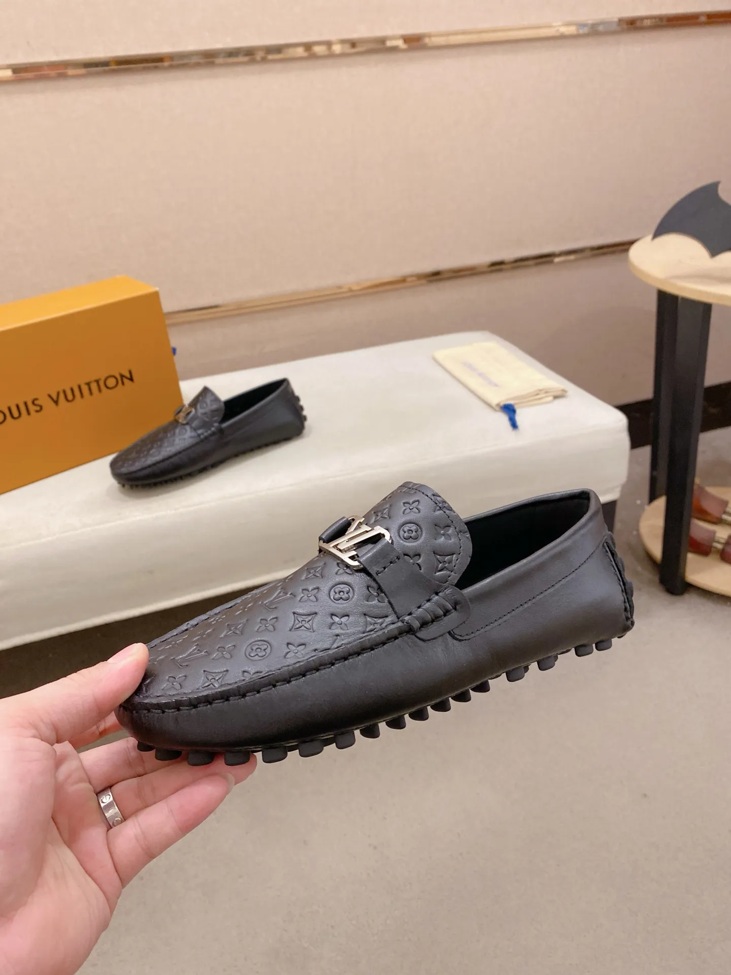 Factory price: 500💰High-end quality! LV 🆕🆕Exclusive hot-selling products in stock🔥🔥New products on the shelves, high-quality Ferragamo men's pea shoes, high-end casual driving shoes, with complete packaging! 💪 💪 Material: imported first-layer cowhide 🐂 + imported high-quality buffalo leather lining + wear-resistant outsole 👍🏻👍🏻 Features: high-end and comfortable, purely handmade 🚀 🚀 Create the perfect shoes that suit you best 🔥 🔥 Size: (38-44) 45 standard size can be customized!